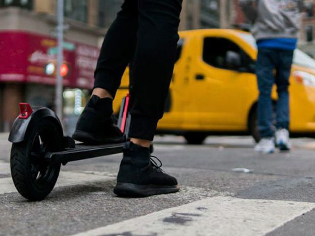 “Circula con cabeza y aparca con corazón”: la seguridad vial llega a los patinetes “Circula con cabeza y aparca con corazón”: la seguridad vial llega a los patinetes
