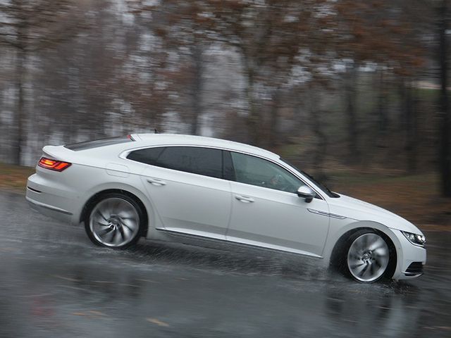 Peligros de conducir con lluvia: de las primeras gotas al aquaplaning Peligros de conducir con lluvia: de las primeras gotas al aquaplaning