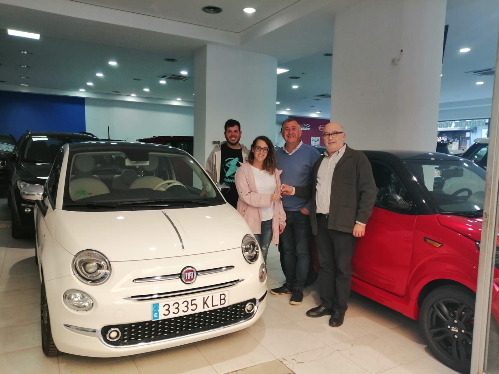 Milautomóviles entrega un Fiat 500 a la familia Pérez. Milautomóviles entrega un Fiat 500 a la familia Pérez.