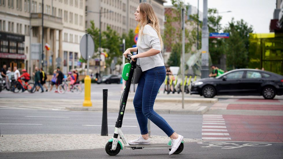 Más regulación a los patinetes: sólo por vías a 30 km/h y edad mínima de 16 años Más regulación a los patinetes: sólo por vías a 30 km/h y edad mínima de 16 años