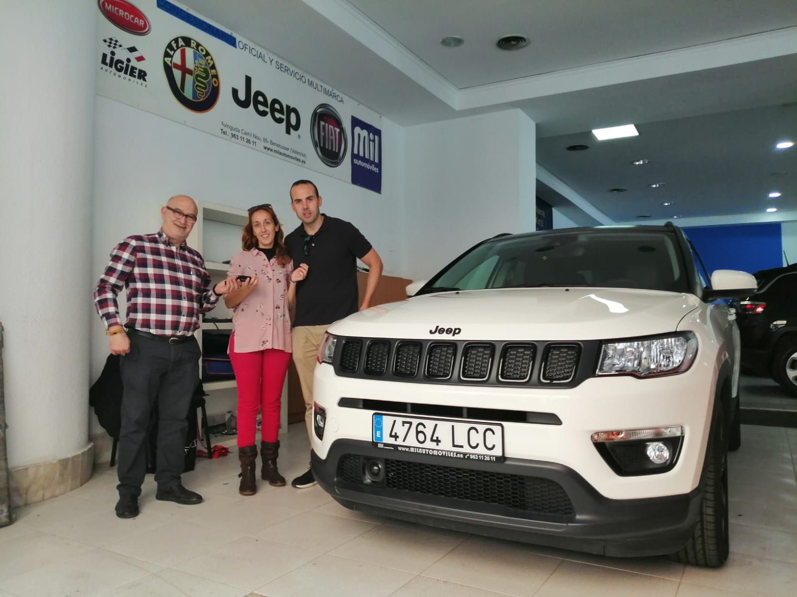 Milautomóviles hace entrega a Celia y José de su Jeep Compass Milautomóviles hace entrega a Celia y José de su Jeep Compass