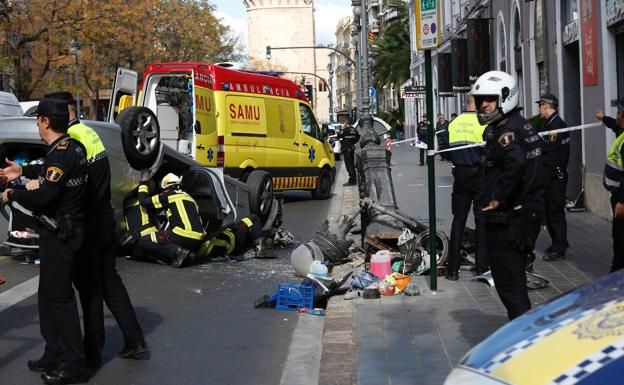 Un coche vuelca en pleno centro de Valencia Un coche vuelca en pleno centro de Valencia