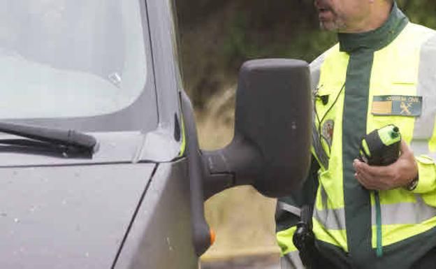 Un conductor drogado intenta atropellar a un guardia civil en Alberic Un conductor drogado intenta atropellar a un guardia civil en Alberic