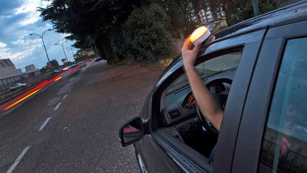 Así son las luces con aviso a la Guardia Civil con las que sustituirás los triángulos de emergencia Así son las luces con aviso a la Guardia Civil con las que sustituirás los triángulos de emergencia