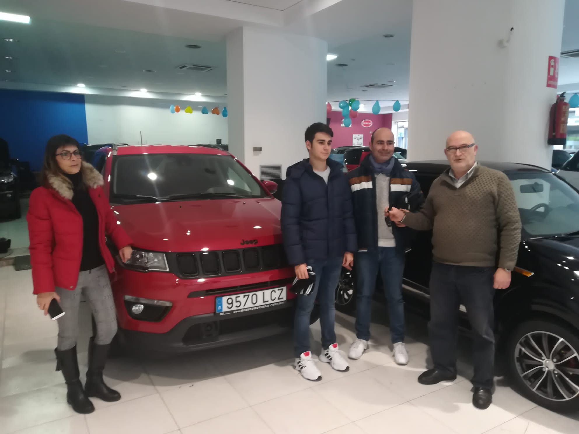 Paco entrega un Jeep Compass a la familia Grau Paco entrega un Jeep Compass a la familia Grau