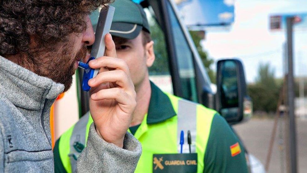 La surrealista excusa de un murciano a la policía tras dar positivo: pagará 1.440 euros La surrealista excusa de un murciano a la policía tras dar positivo: pagará 1.440 euros