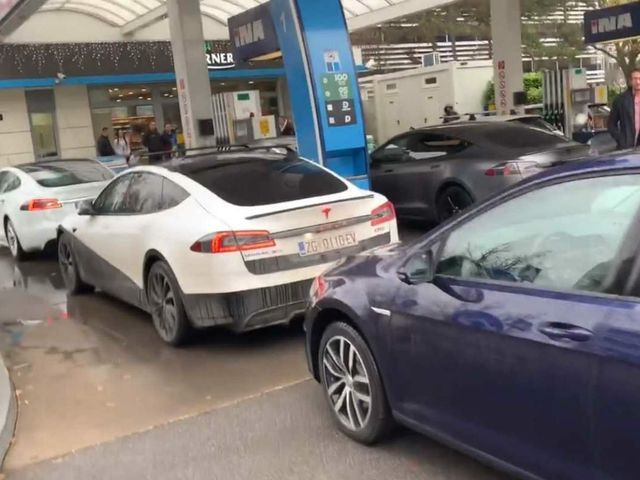 La venganza del coche eléctrico: bloquean una gasolinera en Croacia La venganza del coche eléctrico: bloquean una gasolinera en Croacia
