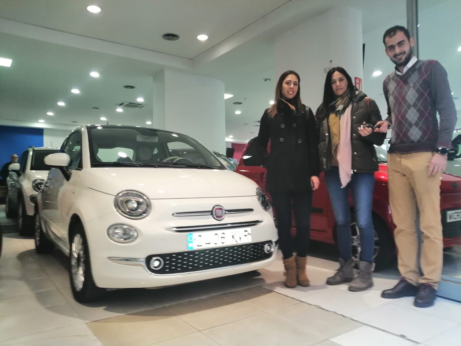 Milautomóviles entrega un Fiat 500 a Ana y María Milautomóviles entrega un Fiat 500 a Ana y María