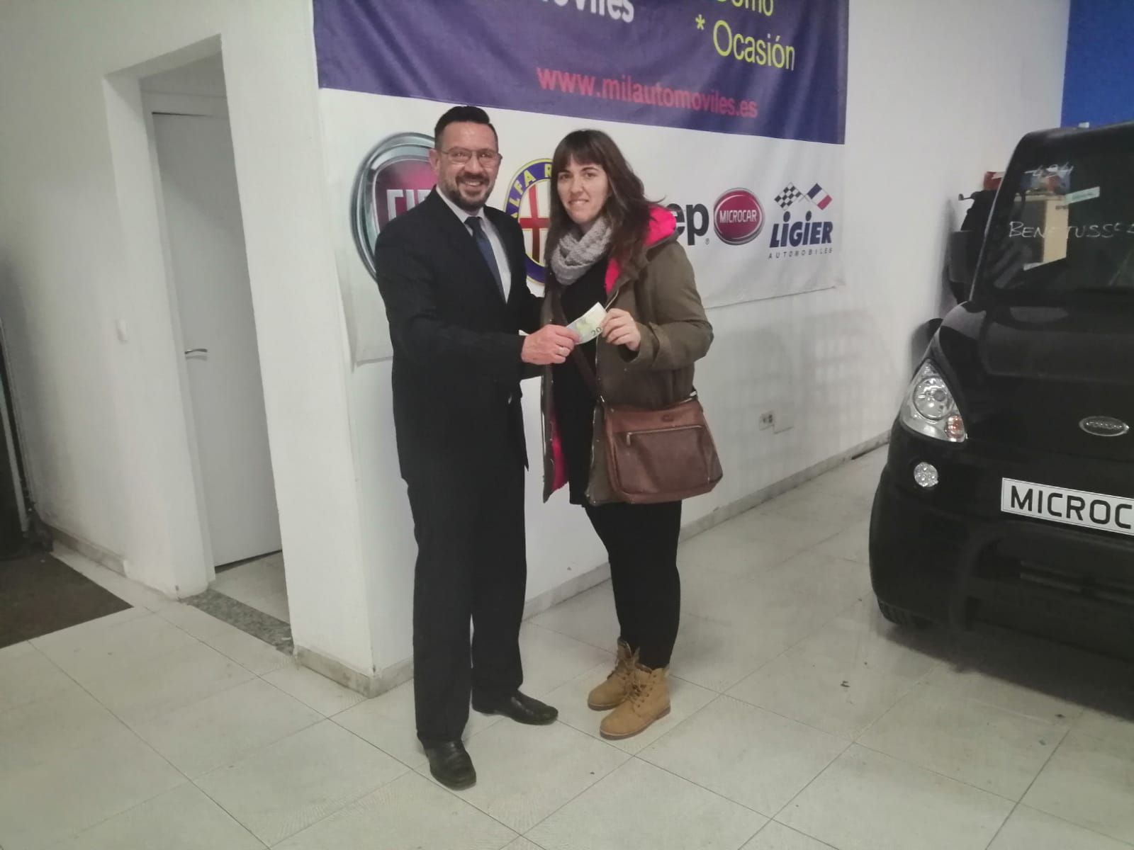 Milautomóviles entrega el premio a Desiré Milautomóviles entrega el premio a Desiré