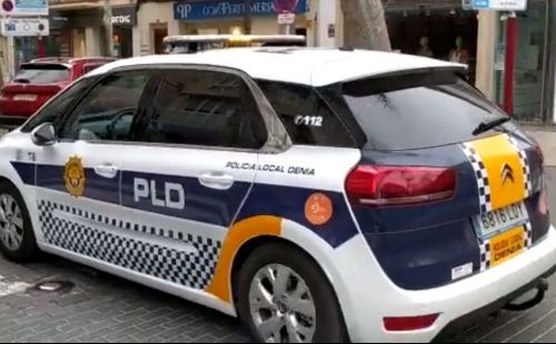 Sancionado el dueño y clientes de un bar de Dénia por dar servicio en su interior Sancionado el dueño y clientes de un bar de Dénia por dar servicio en su interior