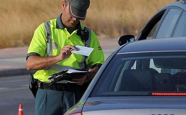 Lo que la Guardia Civil controla en carretera en las actuales fases de la desescalada Lo que la Guardia Civil controla en carretera en las actuales fases de la desescalada