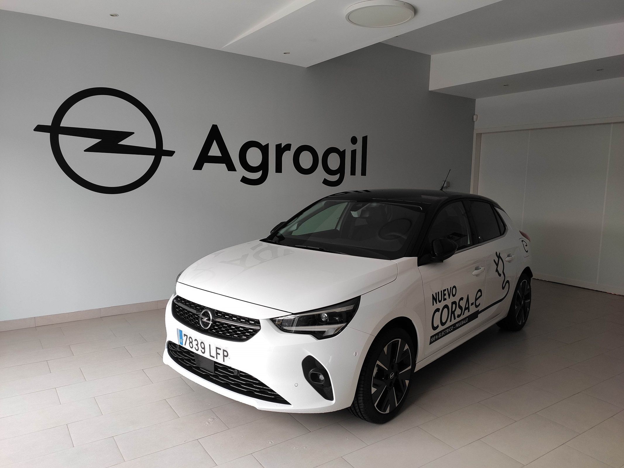 Nuevo Opel Corsa E Eléctrico 136cv KM0 por 28900€* Nuevo Opel Corsa E Eléctrico 136cv KM0 por 28900€*