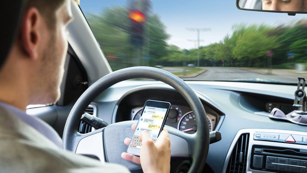 ¿Pueden multarte por usar el móvil al estar parado en un semáforo? ¿Y con el coche estacionado? ¿Pueden multarte por usar el móvil al estar parado en un semáforo? ¿Y con el coche estacionado?