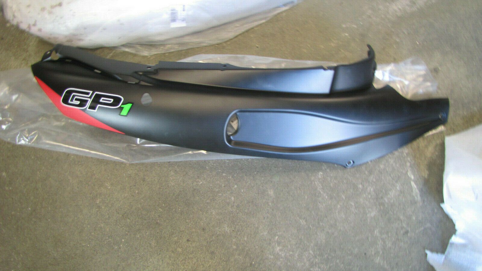 TAPA LATERAL DERECHA DERBI GP1 TAPA LATERAL DERECHA DERBI GP1