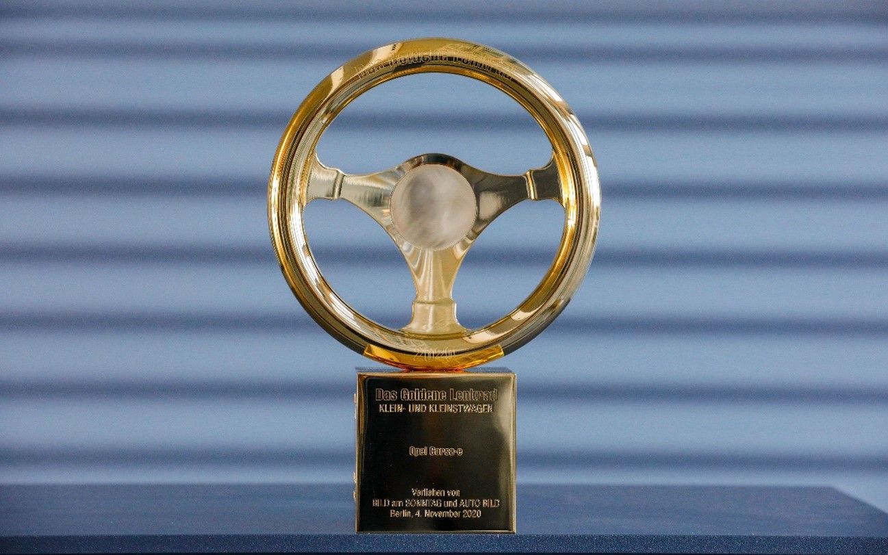 El Opel Corsa-e gana el volante de oro. El Opel Corsa-e gana el volante de oro.