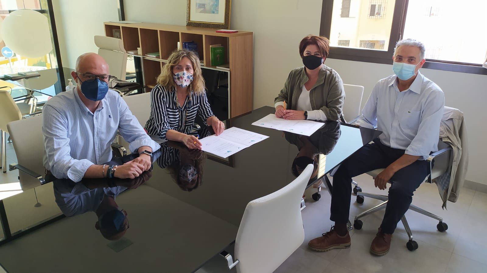 Acuerdo de colaboración entre Vera Import y el Colegio de Veterinarios de Almería. Acuerdo de colaboración entre Vera Import y el Colegio de Veterinarios de Almería.