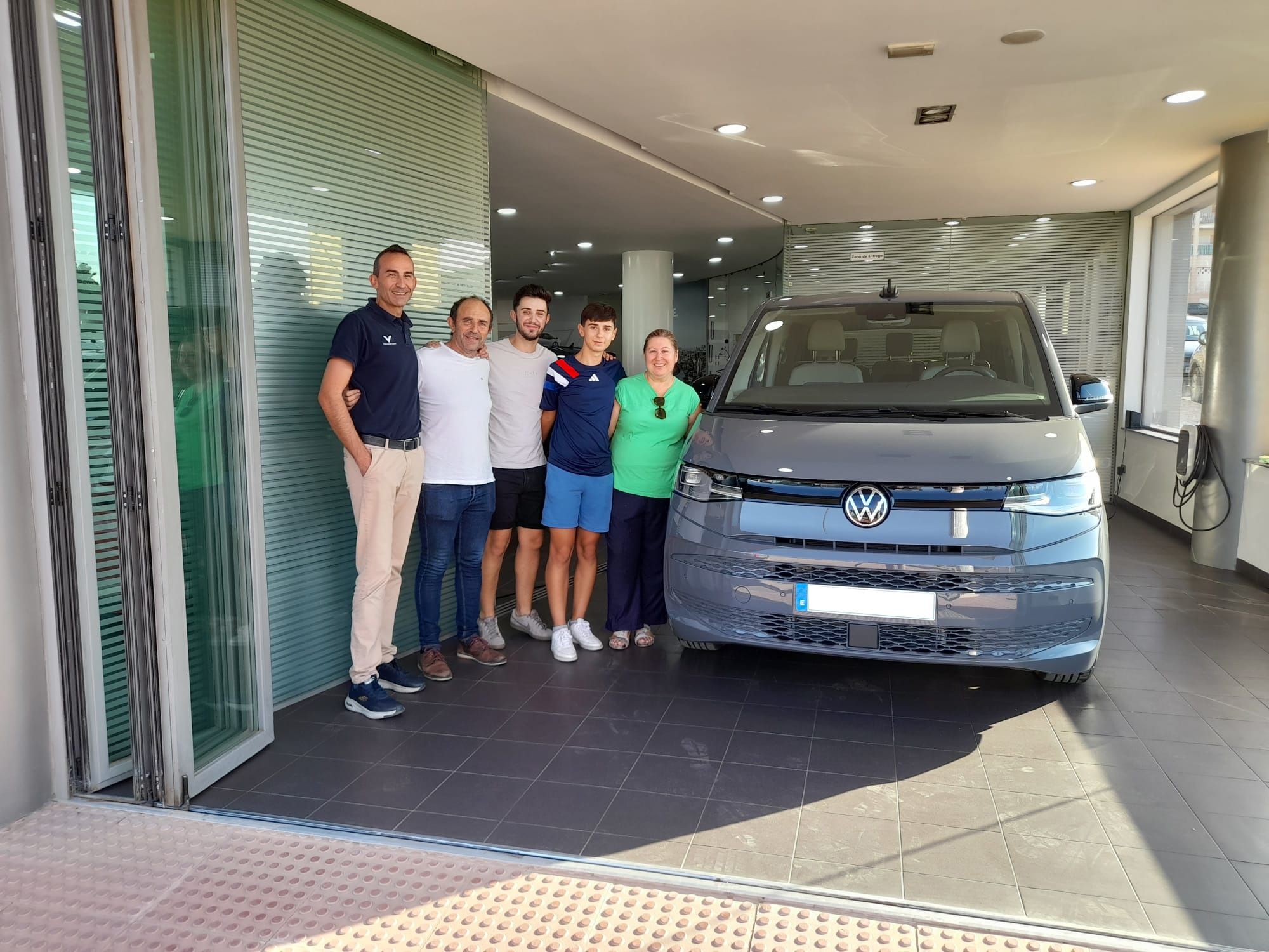 Entrega Volkswagen Multivan a Talleres Martínez Motor SL Entrega Volkswagen Multivan a Talleres Martínez Motor SL